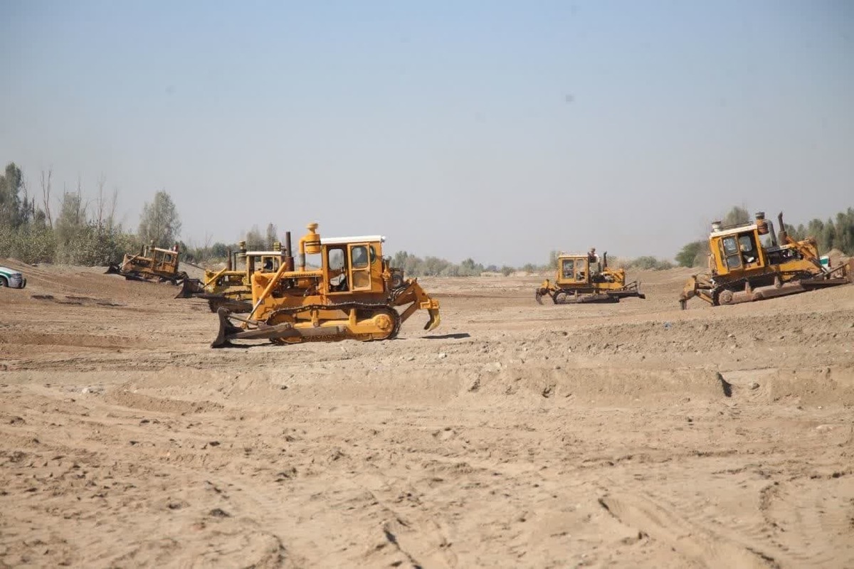 عملیات لایروبی رودخانه‌های شهرستان عنبرآباد با حجم عملیات ۵۰۰ هزار متر‌مکعب با حضور استاندار کرمان آغاز شد. 