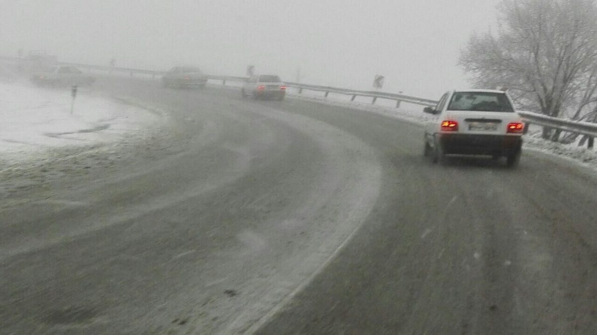 مدیرکل راهداری و حمل و نقل جاده‌ای استان قزوین گفت: با توجه به بارش برف، راه ارتباطی ۱۲۰ روستا در استان قزوین مسدود شده بود که در حال حاضر ۹۵ جاده بازگشایی شده است.