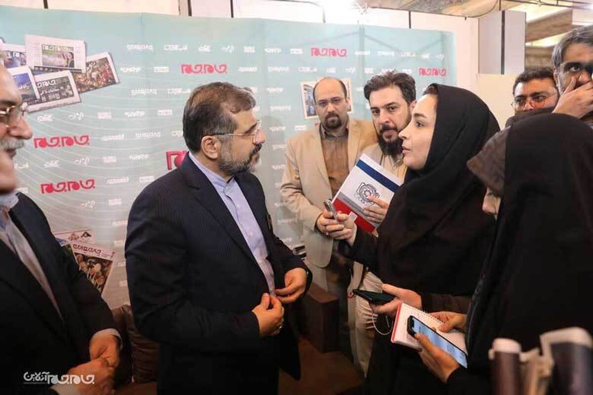 وزیر فرهنگ و ارشاد اسلامی با حضور در غرفه جام جم در بیست چهارمین نمایشگاه رسانه‌های ایران، ضمن نوشتن در دفتر یادبود روزنامه جام جم، به سوالات خبرنگار این رسانه پاسخ داد.