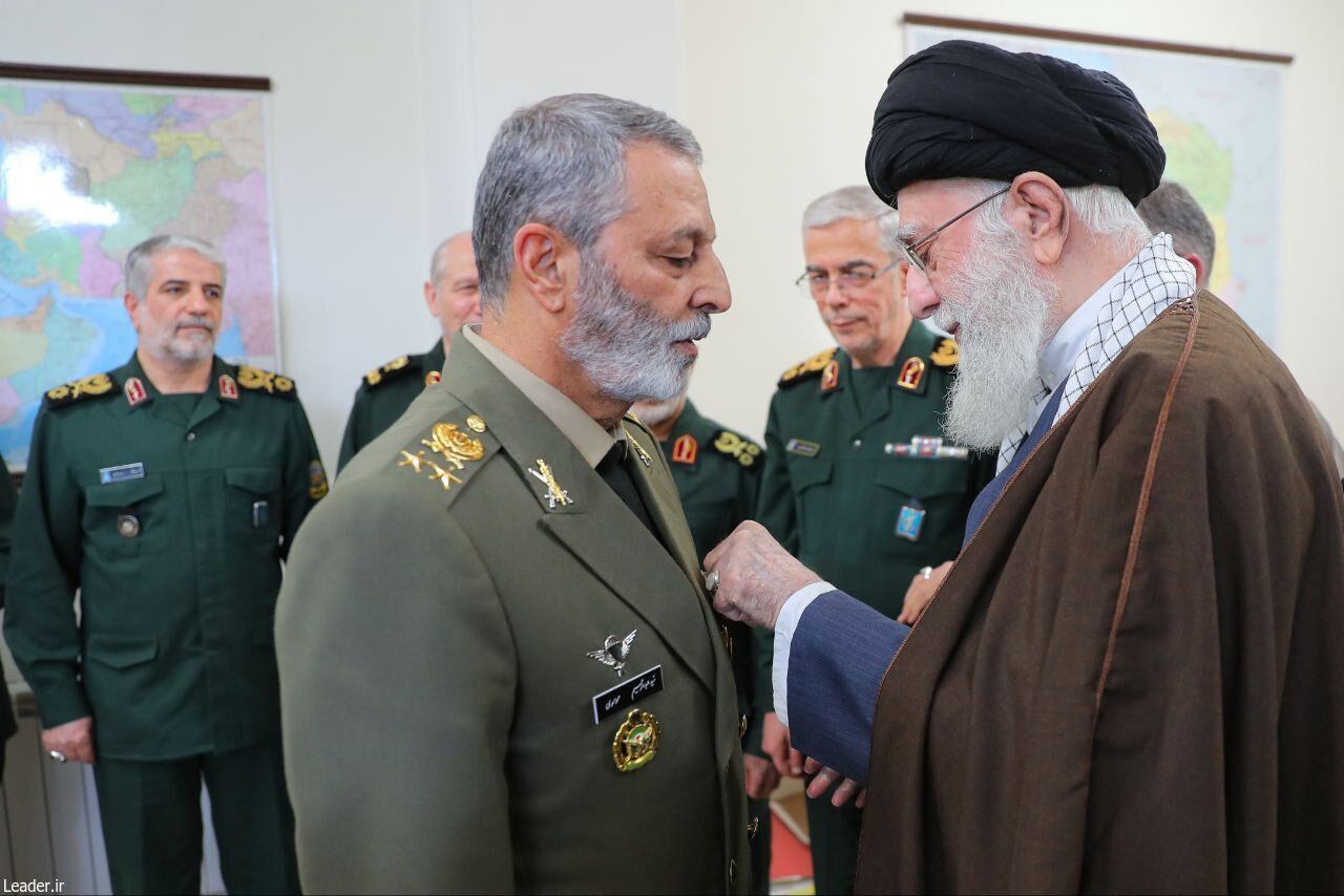 اعطای نشان فتح به فرماندهان کل ارتش و سپاه اعطای نشان فتح به فرماندهان کل ارتش و سپاه