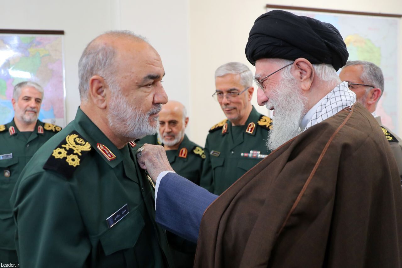 اعطای نشان فتح به فرماندهان کل ارتش و سپاه اعطای نشان فتح به فرماندهان کل ارتش و سپاه