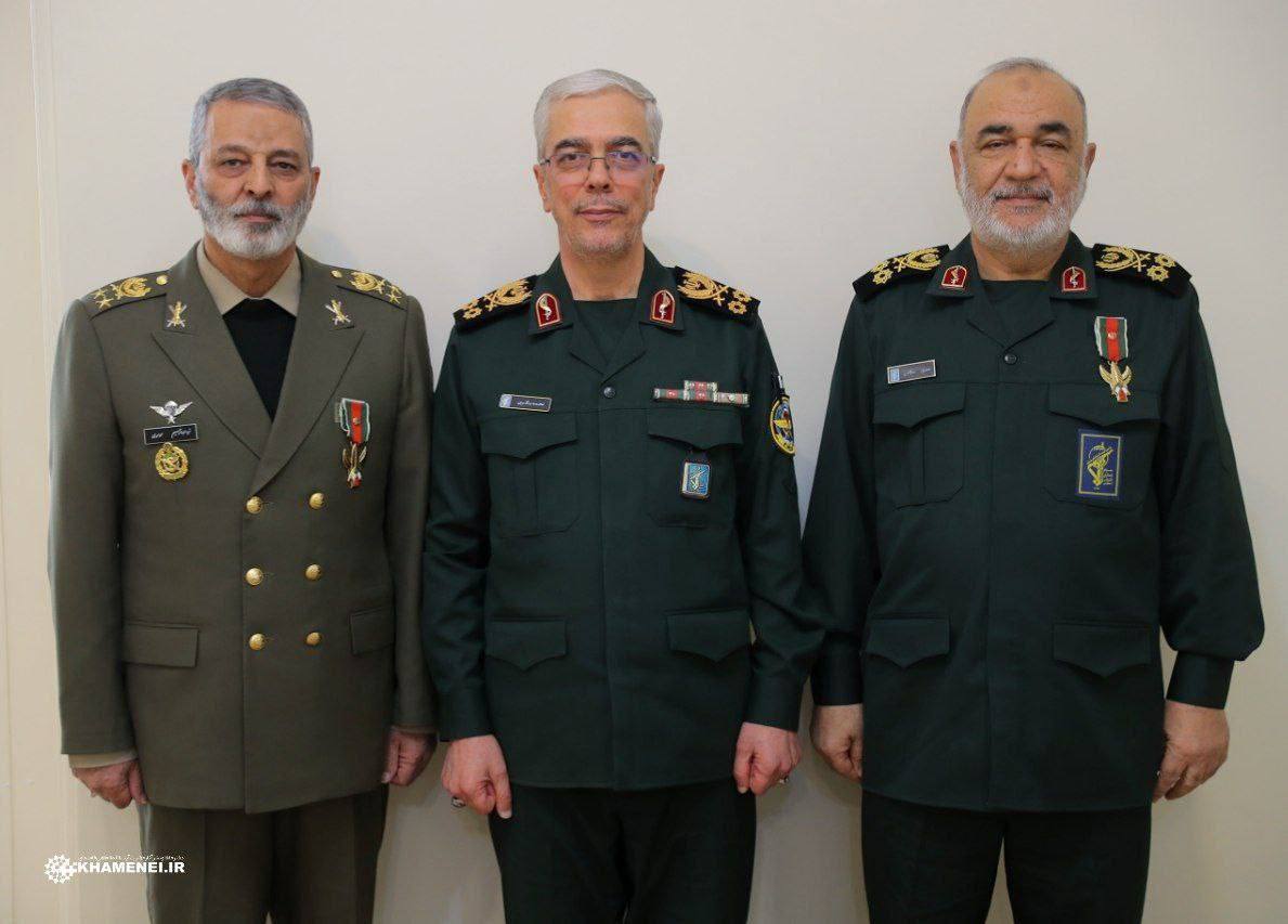 اعطای نشان فتح به فرماندهان کل ارتش و سپاه اعطای نشان فتح به فرماندهان کل ارتش و سپاه