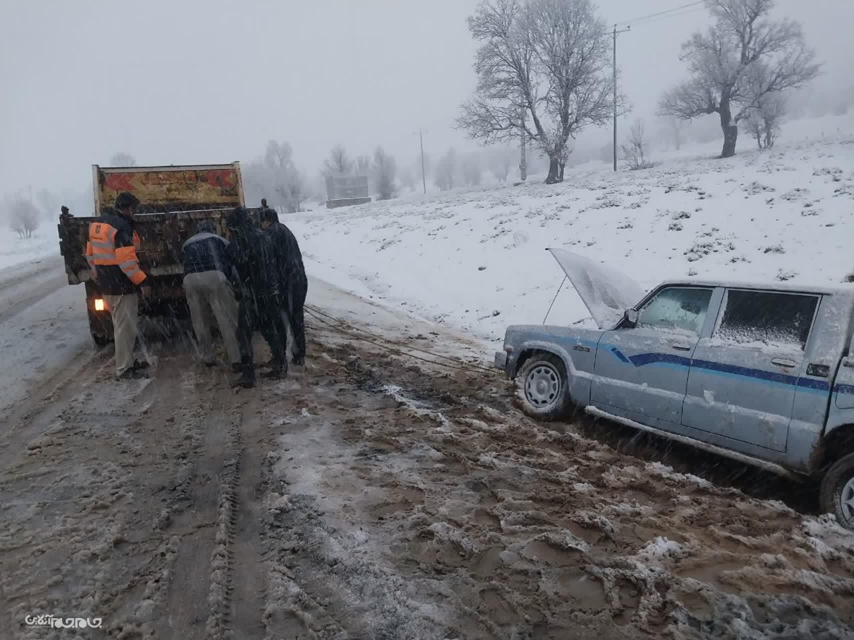 فیلم_راهداران چهارمحال و بختیاری ۷۰۰۰ کیلومتر باند از محورهای استان را طی ۲۴ ساعت گذشته برف روبی کردند