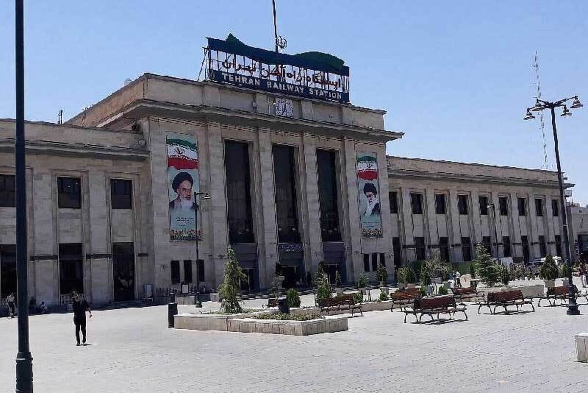 ایستگاه راه‌آهن تهران، به عنوان یکی از قدیمی‌ترین و مهم‌ترین ‌ایستگاه‌های قطار ایران، نقشی کلیدی در جابجایی مسافران و حمل و نقل بار در کشور ایفا می‌کند.