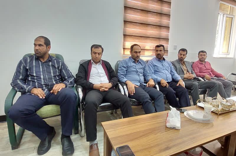 عامل تشویق جوانان برای حضور در مساجد و مراسمات باشید.