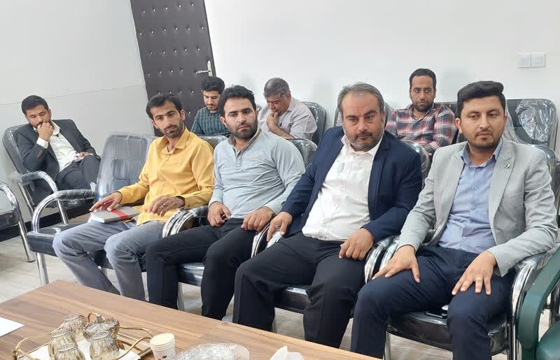 عامل تشویق جوانان برای حضور در مساجد و مراسمات باشید.