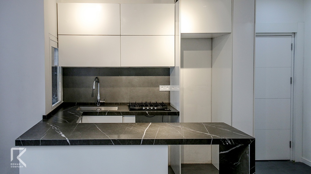 کابینت جادار برای آشپزخانه کوچک و نقلی؛ رنگ‌های مناسب و معرفی راه‌های افزایش فضای کابینت