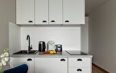 کابینت جادار برای آشپزخانه کوچک و نقلی؛ رنگ‌های مناسب و معرفی راه‌های افزایش فضای کابینت