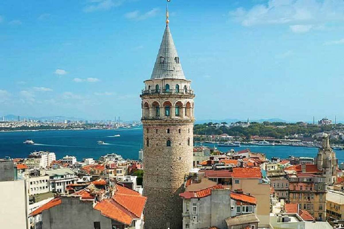برج گالاتا بدون شک یکی از نمادین‌ترین بناهای تاریخی و از مکان‌های دیدنی و مشهور در استانبول است. این برج در نزدیکی محل اتصال تنگه بسفر و خلیج شاخ طلایی قرار گرفته و مناظری خیره‌کننده از کل شبه جزیره استانبول و اطراف آن را به نمایش می‌گذارد. استانبول که قبلا به‌عنوان قسطنطنیه شناخته می‌شد، دارای تاریخی غنی است و نزدیک به 2500 سال تحت تاثیر دین، فرهنگ و قدرت امپراتوری شکل گرفته است.