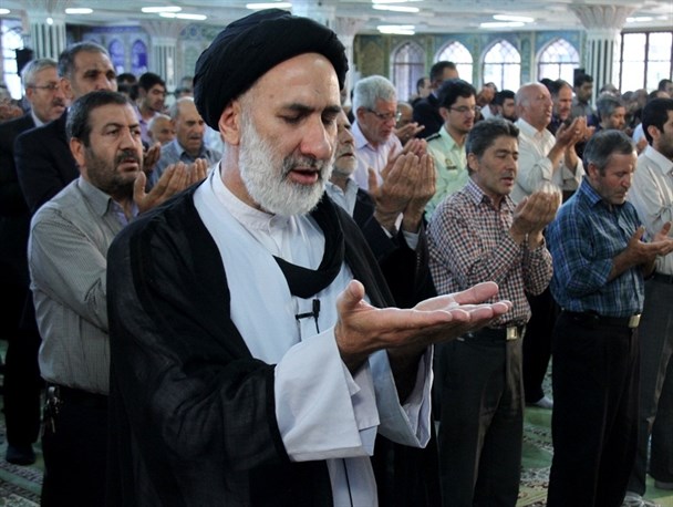 اقامه نماز عید فطر به امامت خطیب موقت جمعه شهرکرد در جوار مصلی بزرگ امام خمینی