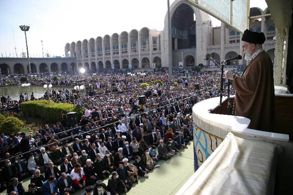 ملت مؤمن و موحد ایران، امروز نماز پرشکوه عید فطر را به پاس یک ماه طاعت وعبادت، در سراسر کشور اقامه کرد و سجده شکر و سپاس بجای آورد. در کانون معنوی این اجتماع عظیم ملی، انبوه بی‌شمار مردم تهران، نماز عید را به امامت حضرت آیت‌الله‌ خامنه‌ای رهبر معظم انقلاب اسلامی در مصلای امام خمینی(ره) اقامه کردند.