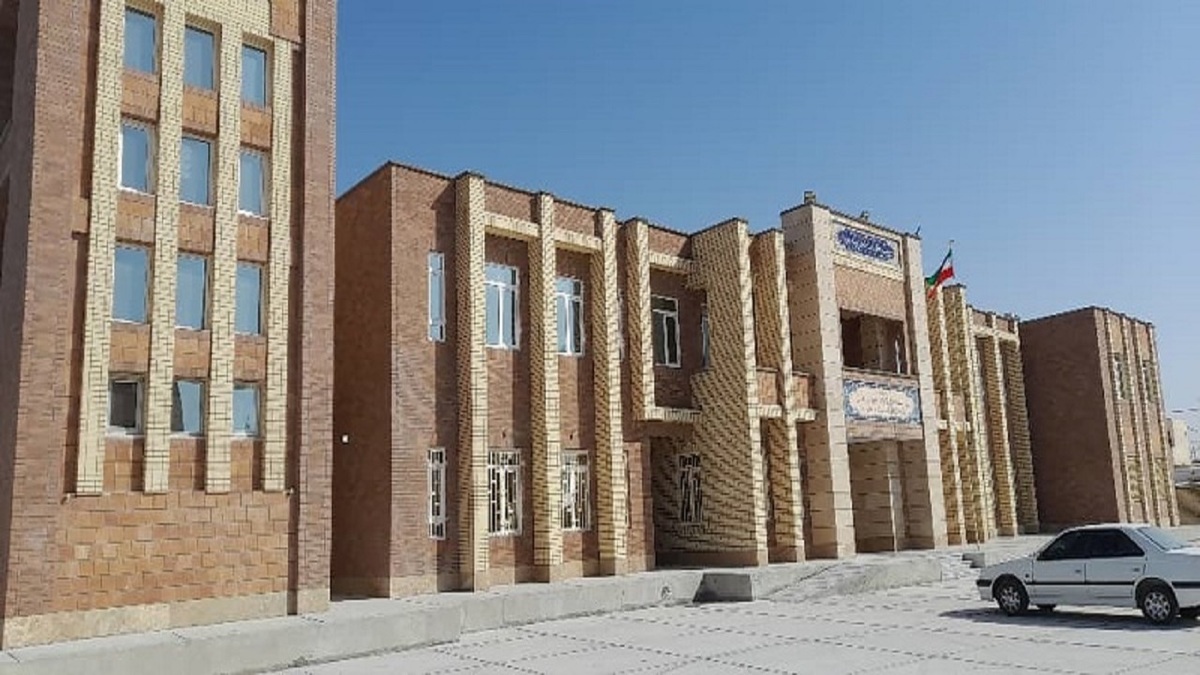 دبیرستان دخترانه مرحوم آمنه اشکنانی فردی پور در شهرستان بندرلنگه به بهره برداری رسید.