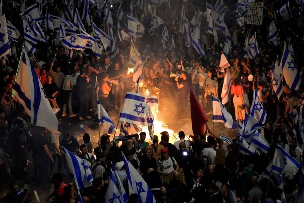در شرایطی که اعتراضات علیه کابینه بنیامین نتانیاهو همچنان خبرساز است، نخست‌وزیر رژیم‌صهیونیستی مجبور شد سخنرانی دیروز خود را در کنفرانس «فدراسیون یهودیان» که قرار بود در تل‌آویو برگزار شود، لغو کند.