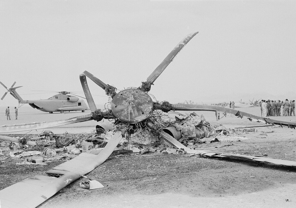 شکست عملیات پنجه عقاب یا عملیات طبس در پنجم اردیبهشت 1359 هیمنه سیاسی و نظامی ایالات متحده آمریکا را در هم شکست.