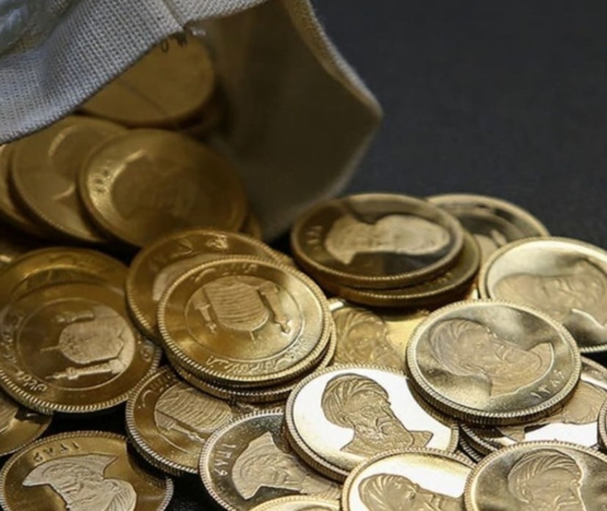 امروز در بازار آزاد قیمت طلای ۱۸عیار هر گرم ۲ میلیون و ۴۲۱ هزار تومان و قیمت سکه تمام‌بهار آزادی طرح جدید ۲۹ میلیون و ۵۰۰ هزار تومان است.