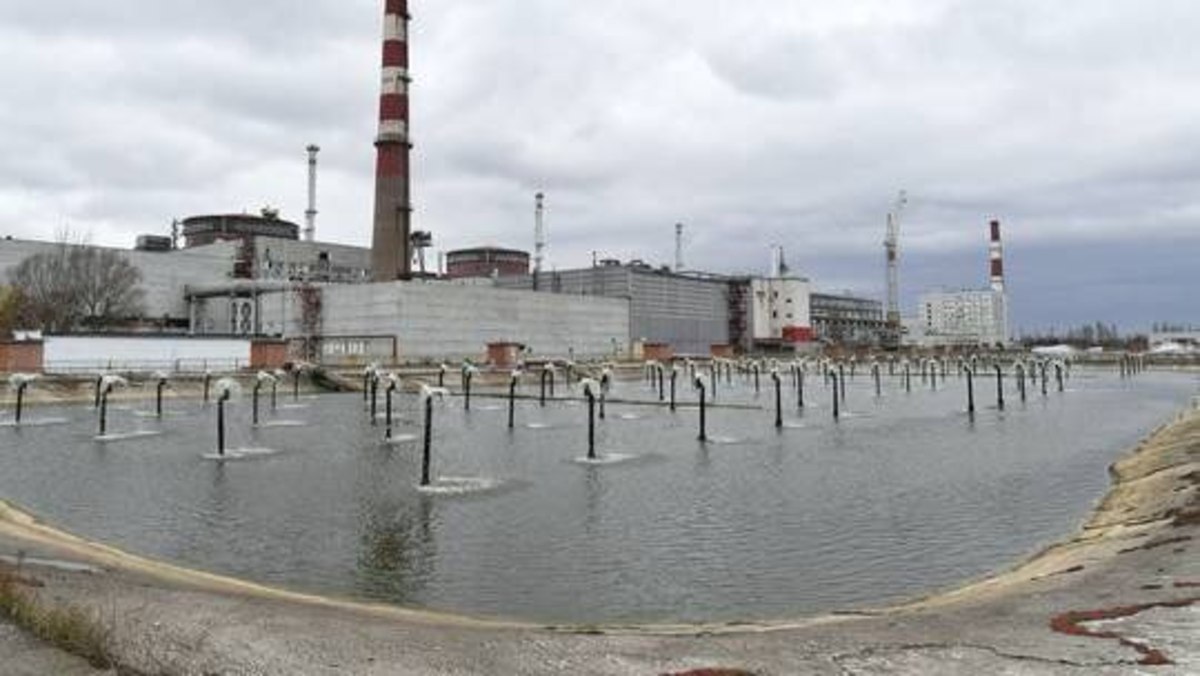 مدیر کل آژانس بین‌الملل انرژی اتمی با اشاره به تخریب سد کاخوفکا در منطقه تحت کنترل روس‌ها در اوکراین،‌ گفت که دسترسی مداوم نیروگاه هسته‌ای زاپوریژیا به آب این سد برای جلوگیری از ذوب شدن رآکتورها بسیار مهم است.