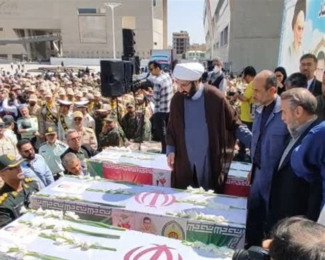 ببینید | آخرین زیارت شهدای حمله تروریستی سراوان در حرم امام رضا(ع) | تشییع ۳ سرباز شهید در مشهد ببینید | آخرین زیارت شهدای حمله تروریستی سراوان در حرم امام رضا(ع) | تشییع ۳ سرباز شهید در مشهد