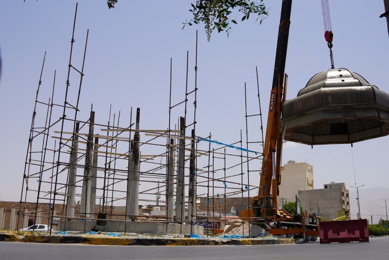 نصب مقبره حافظ در میدان حافظ برازجان