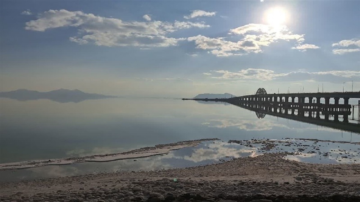 طی دو دهه اخیر وضعیت دریاچه ارومیه اصلا خوب نبود و در اواخر سال ۹۹ اعلام شد باید با این دریاچه خداحافظی کرده و از این پس به جای آن کانونی از نمک‌ها و عامل بروز ریزگردها را متصور باشیم.اما با روی کار آمدن دولت سیزدهم بازی برگشت و رئیس‌جمهور رسما اعلام کرد برای احیای دریاچه ارومیه از هیچ اقدامی دریغ نخواهد کرد.