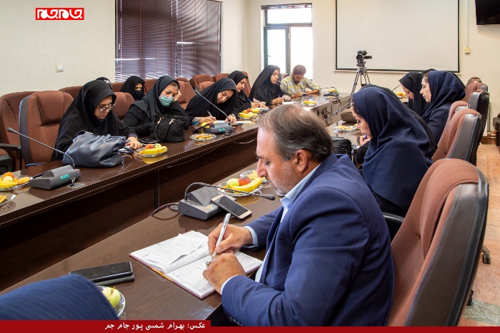 نشست خبری اصحاب قلم و رسانه با مسئول محیط زیست چهار محال و بختیاری نشست خبری اصحاب قلم و رسانه با مسئول محیط زیست چهار محال و بختیاری