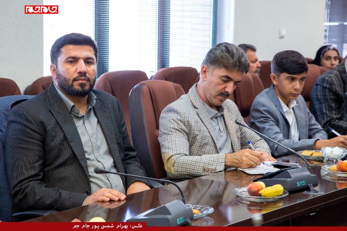 نشست خبری اصحاب قلم و رسانه با مسئول محیط زیست چهار محال و بختیاری نشست خبری اصحاب قلم و رسانه با مسئول محیط زیست چهار محال و بختیاری