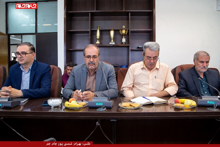 نشست خبری اصحاب قلم و رسانه با مسئول محیط زیست چهار محال و بختیاری نشست خبری اصحاب قلم و رسانه با مسئول محیط زیست چهار محال و بختیاری