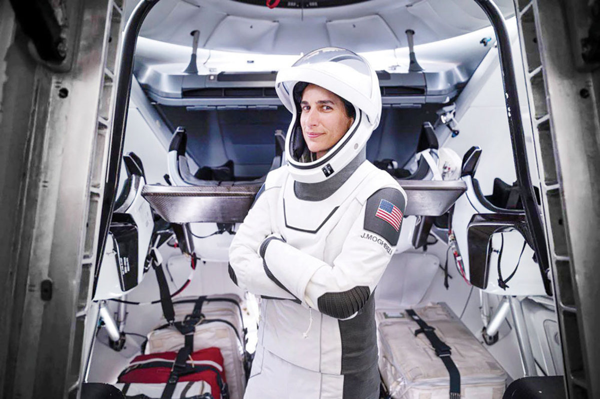 به‌تازگی یاسمین مقبلی، فضانورد ایرانی- آمریکایی ناسا با انتشار عکسی در صفحه شخصی خود در حالی‌که لباس فضانوردی شرکت اسپیس‌ایکس را بر تن دارد به نزدیک شدن زمان نخستین پرتابش به سمت فضا و ایستگاه بین‌المللی واکنش نشان داده است.