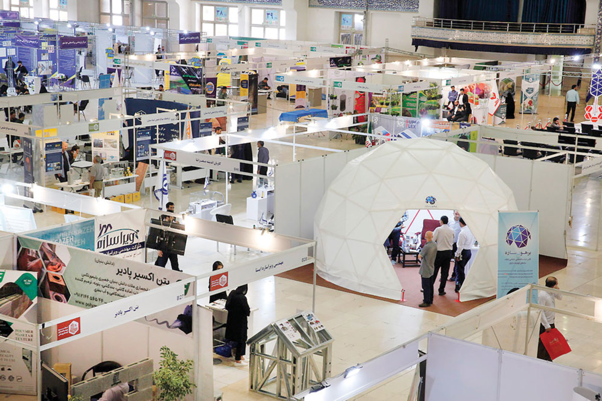 بیشتر نمایشگاهه‌های علم و فناوری کشور در تهران برگزار می‌شود و به همین دلیل بیشتر کسانی که برای کسب‌و‎کار خود به این نمایشگاه‌‎ها مراجعه می‌کنند، صاحبان صنایع و شرکت‌هایی‌اند که به دنبال آشنایی و تبادل اطلاعات هستند.