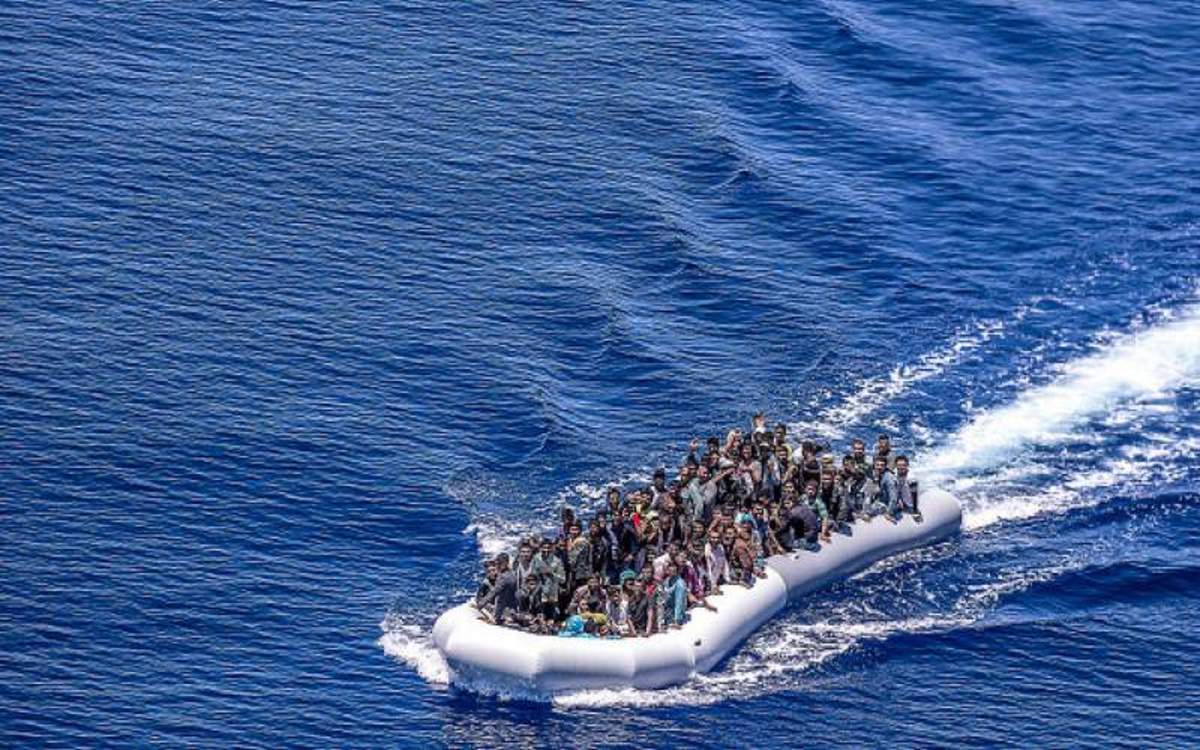شواهد موجود درخصوص غرق‌شدن یک قایق ماهیگیری بزرگ در آب‌های مدیترانه، بیانگر کشته شدن صدها کودک، زن و مرد پناهجویی است که در مسیر ناامن رسیدن به کشور ایتالیا، جان خود از دست داده‌اند.