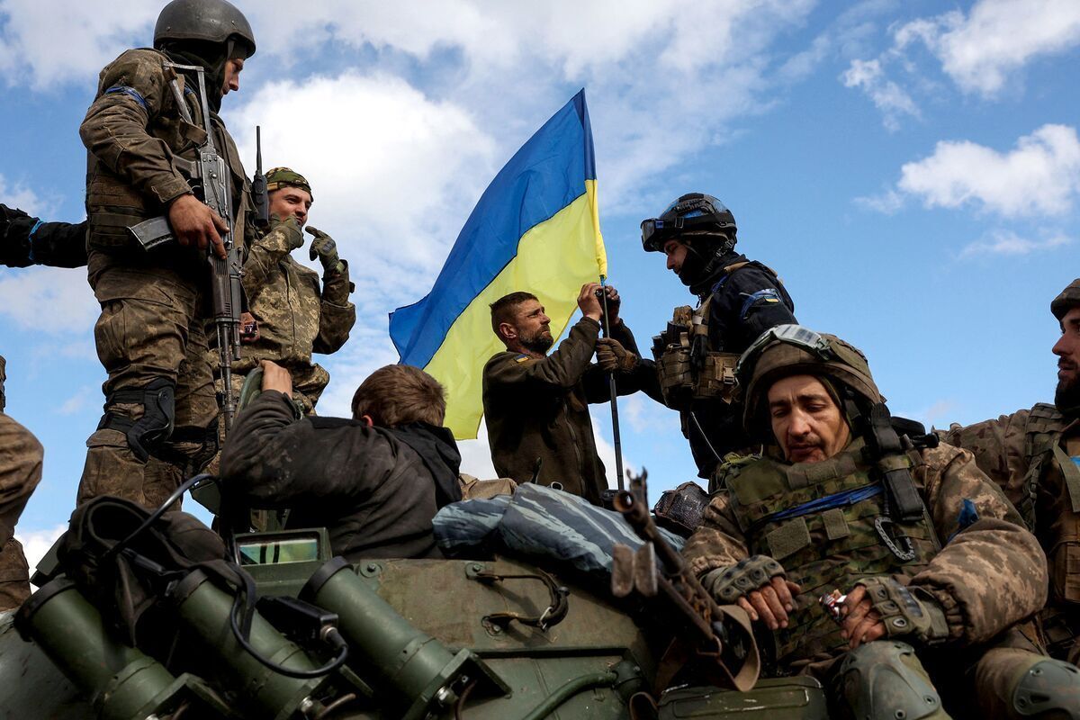 کشورهای غربی که سرمایه‌گذاری سنگینی در جنگ اوکراین کرده‌اند، از هر وسیله‌ای برای تشویق رهبران اوکراین به ادامه جنگ استفاده می‌کنند و در کنار ارائه بسته‌های تشویقی گاهی نیز به تهدید مقامات اوکراینی روی می‌آورند که در صورت سستی در جنگ و ناتوانی در کسب پیروزی، حمایت‌های خود را قطع خواهندکرد.
