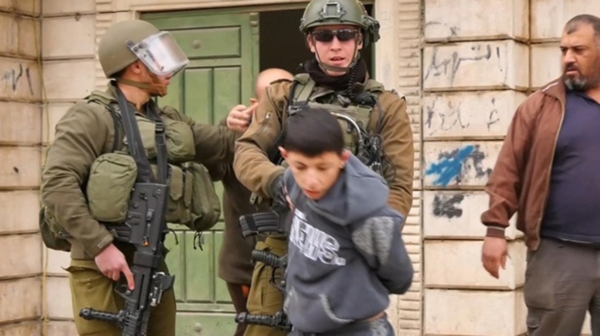 صهیونیست‌ها با یورش به خانه یک فلسطینی کودک این خانواده را بازداشت کردند.