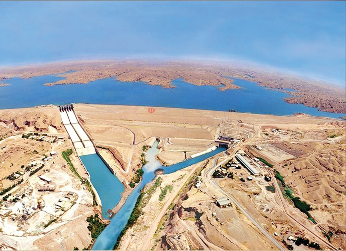 سد و رودخانه کرخه که آب شرب و کشاورزی بخش عمده‌ای از مردم خوزستان را تأمین می‌کند، این روزها شرایط بحرانی و پر تنشی را تجربه می‌کند. وضعیت آبی در این منطقه آن‌قدر بغرنج است که از هم‌اکنون اعلام شده میزان ذخیره آب سد کرخه جوابگوی دو کشت تابستانه و پاییزه نیست.