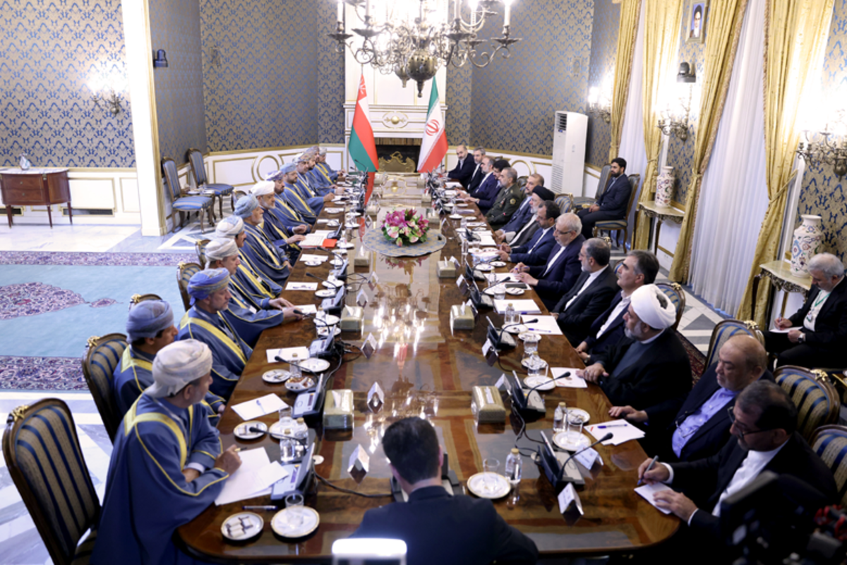 رئیس جمهور با بیان اینکه روابط ایران و عمان از مرحله تجاری به مرحله سرمایه‌گذاری ارتقا یافته است، اظهار داشت: دیدگاه‌های مشترک و رویکرد تقویت همگرایی منطقه‌ای سران دو کشور، در کنار ظرفیت‌ها و زمینه‌های مناسب متقابل می‌تواند روابط فیمابین را در عرصه‌های دو جانبه‌ای و منطقه‌ای گسترش دهد.
