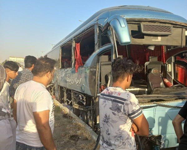 عکس | واژگونی یک دستگاه اتوبوس در جاده تهران - قم عکس | واژگونی یک دستگاه اتوبوس در جاده تهران - قم