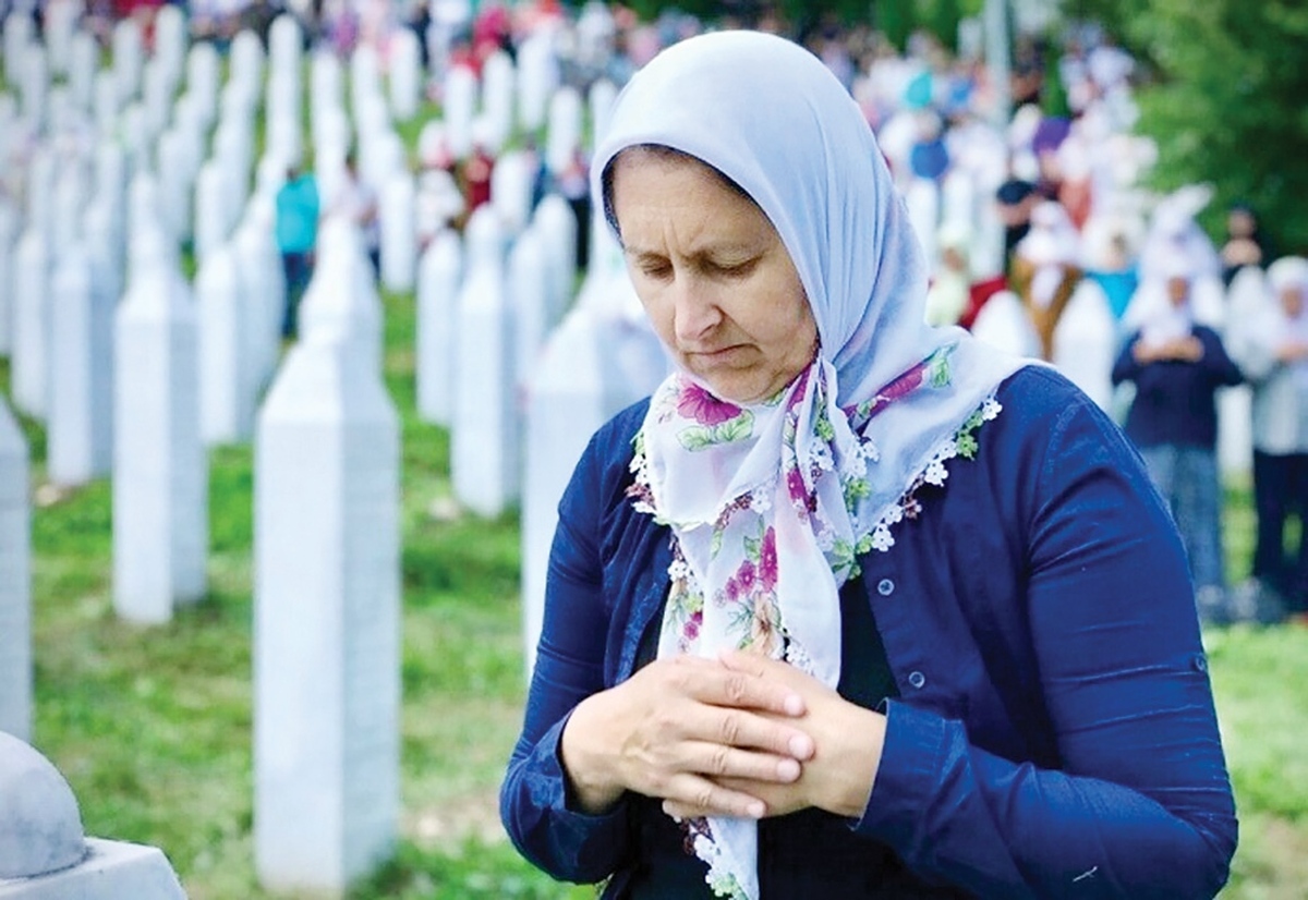 «مارش‌میرا» نام یک مراسم پیاده‌روی در بوسنی و هرزگوین است که هر ساله بین روزهای هشتم تا یازدهم جولای و به منظور گرامیداشت یاد قربانیان نسل‌کشی سربرنیتسا در این کشور برگزار می‌شود. به این انگیزه، چند کتاب خواندنی اما دردآور درباره این رخداد غم‌انگیز انسانی و اسلامی را برایتان به صف کردیم.