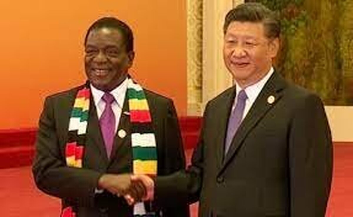 روابط چین و زیمبابوه به دهه 1960 برمی گردد، زمانی که چین به آموزش و تامین مبارزان چریکی در مبارزه با حکومت اقلیت سفیدپوست کمک کرد. دو کشور در 18 آوریل 1980، روز استقلال زیمبابوه، رسما روابط دیپلماتیک برقرار کردند. از سال 2003، که زیمبابوه پس از درگیری با کشورهای غربی، به نقض حقوق بشر و تقلب در آرا توسط رئیس جمهور وقت، رابرت موگابه، متهم شد، به دنبال افزایش همکاری ها با چین و همچنین روسیه بوده است و هر روز این روابط افزایش یافته است. چین همچنین به طور گسترده در ساخت و تامین مالی پروژه های زیرساختی (از انرژی گرفته تا صنعت، معدن و کشاورزی) با بودجه کلان در زیمبابوه مشارکت دارد که این پروژه ها شامل بازسازی فرودگاه های بزرگ، ساخت کالج دفاع ملی،‌ ساخت پارلمان زیمبابوه و بسیاری دیگر از پروژه ها را شامل می شود.