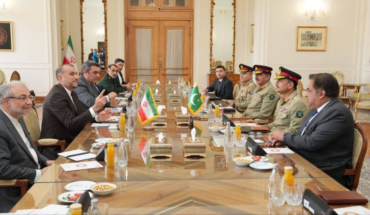 در دیدار وزیر خارجه کشورمان با فرمانده ارتش پاکستان درباره روابط دو کشور و موضوعات مهم منطقه‌ای و بین المللی تبادل نظر شد.