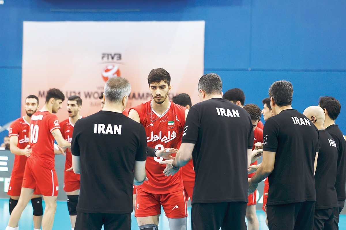 پرچم مربی ایرانی بالاست