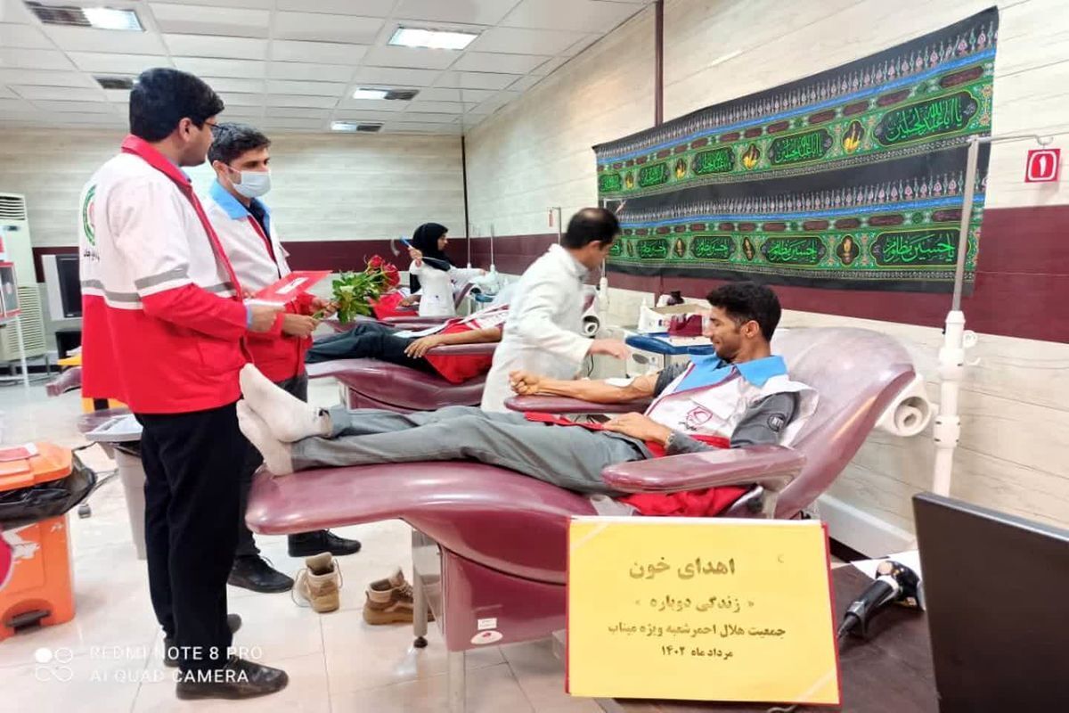 معاون مدیر عامل و رئیس جمعیت هلال احمر شعبه ویژه میناب به مناسبت روز ملی اهدای خون باحضور در پایگاه انتقال خون خون خودشان اهدا کردند.