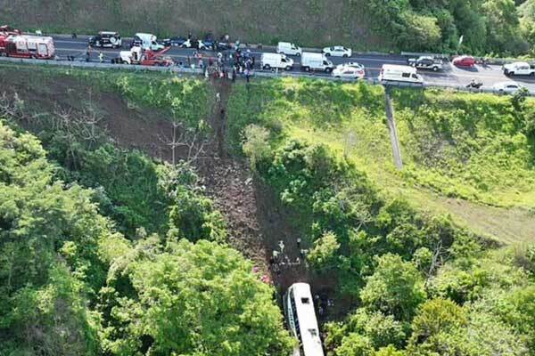 عکس | ۱۷ کشته و ۲۲ زخمی بر اثر سقوط اتوبوس در مکزیک عکس | ۱۷ کشته و ۲۲ زخمی بر اثر سقوط اتوبوس در مکزیک