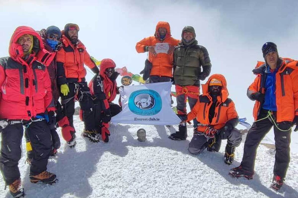 تیم ایرانی که اوایل مرداد ماه موفق به صعود قله لنین (ابن سینا) شده بود، شب گذشته به کشور بازگشت.
