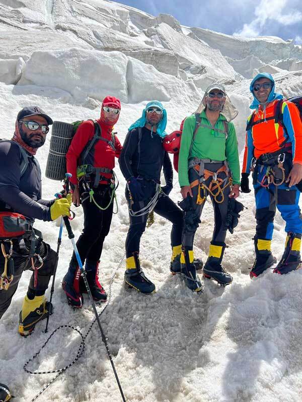 بازگشت تیم ایرانی صعود کننده به قله ٧١٣۴ متری لنین بازگشت تیم ایرانی صعود کننده به قله ٧١٣۴ متری لنین