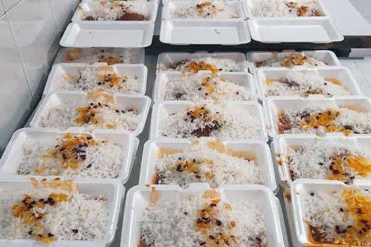 رئیس کمیته امداد سردشت از طبخ و توزیع هشت هزار پرس غذای گرم در قالب اطعام و احسان حسینی بین نیازمندان این بخش خبر داد.