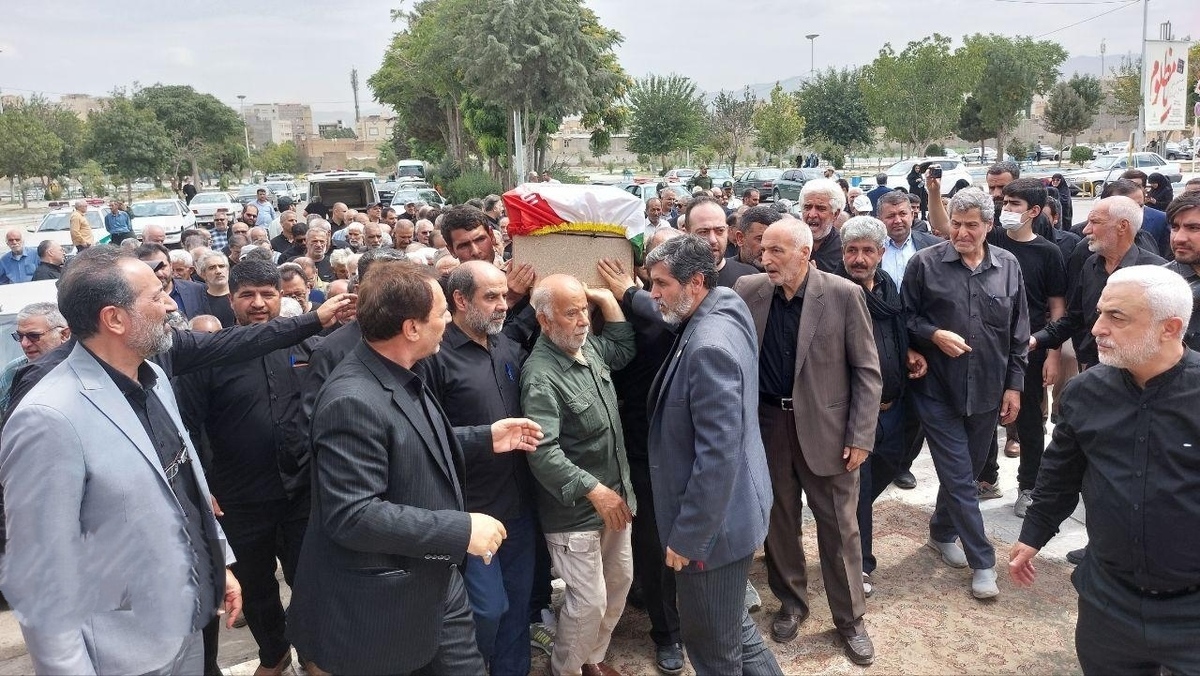 پیکر پدر شهیدان پناهی صبح امروز روی دستان مردم قدرشناس کرج در امامزاده محمد تشییع شد.