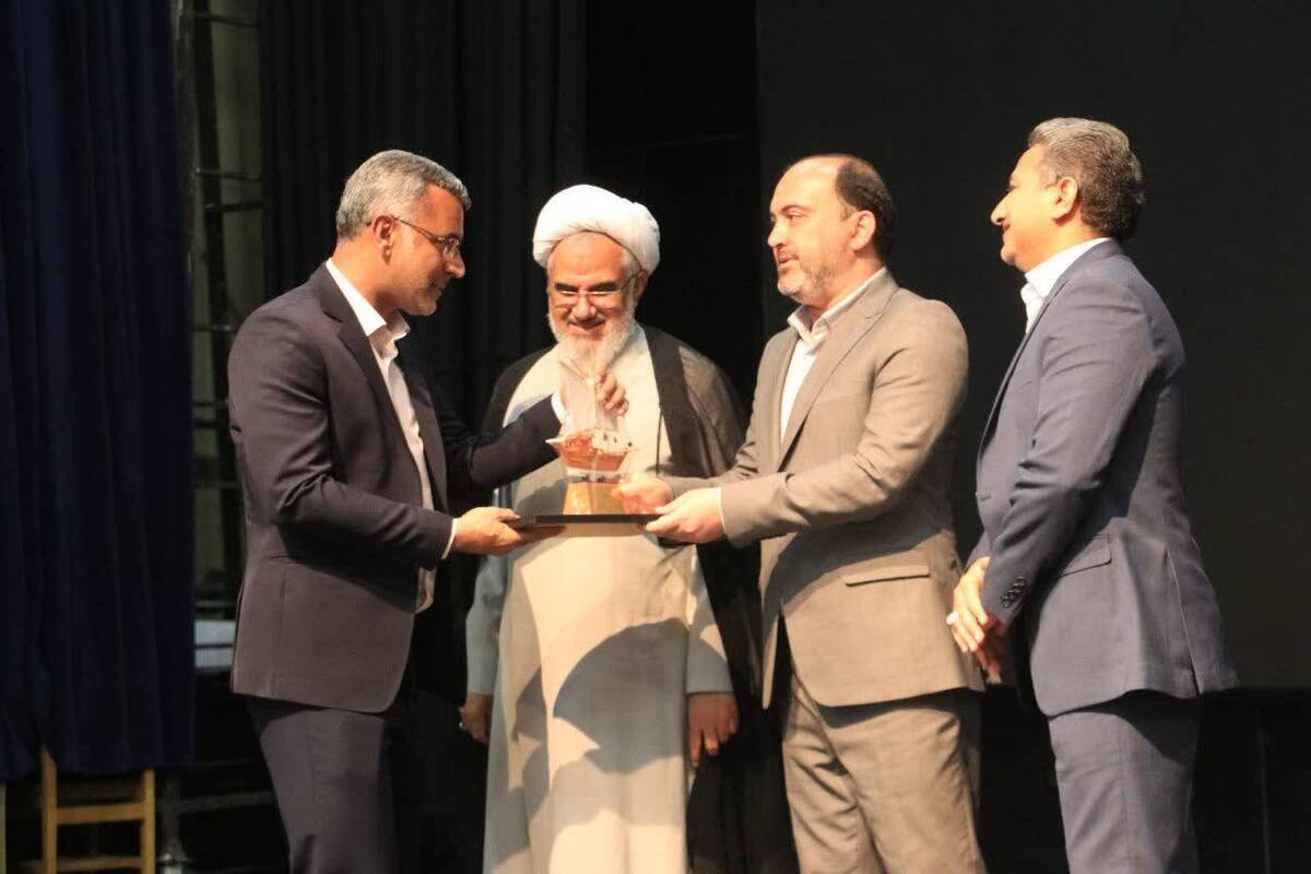 محمد مرودی  فرماندار بندرعباس  در بیست و ششمین  جشنواره شهید رجایی موفق به کسب رتبه  برتر شد.