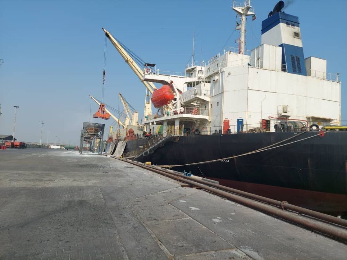 با پیگیری قضایی کشتی حامل ۳۰ هزار تُن پودر آلومینیوم در بندر شهید رجایی بندرعباس پهلو گرفت.