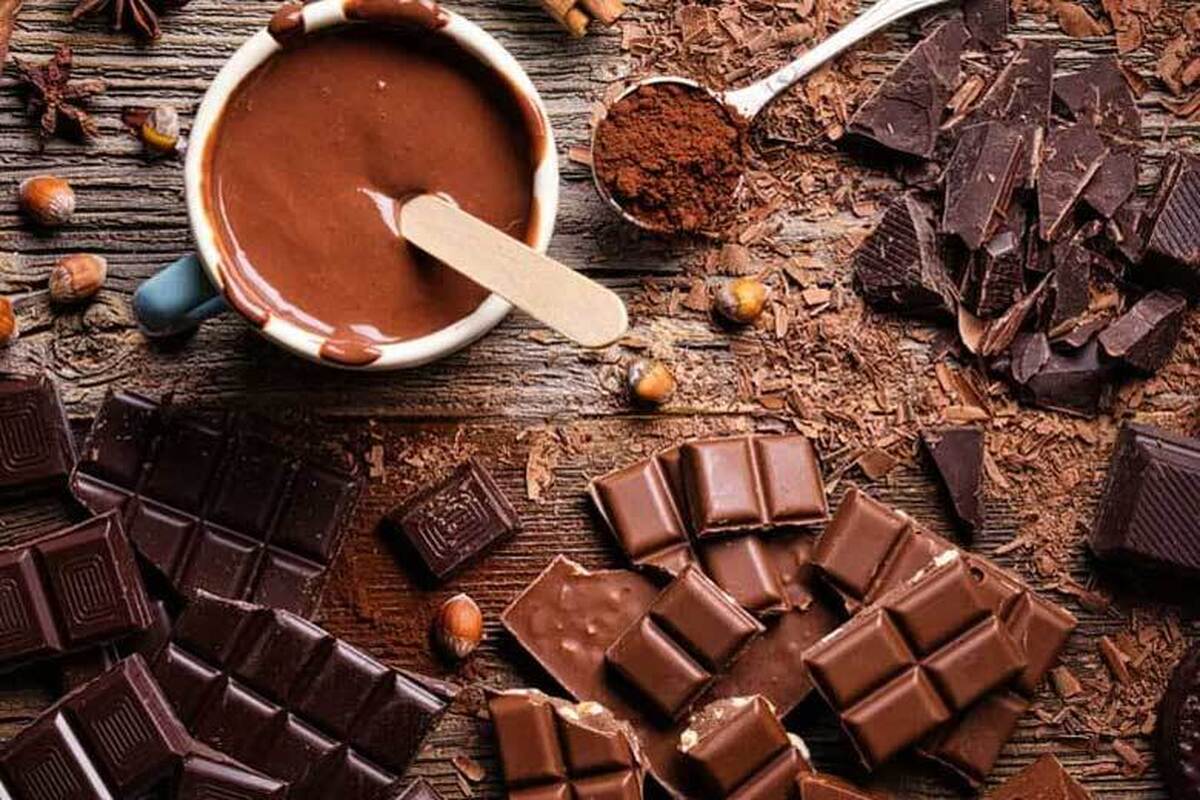 در دنیای خوراکی‌ها چیزهای کمی می‌توانند رقیب شکلات باشند. این خوراکی حسی بیشتر از یک لذت ساده به ارمغان می‌آورد؛ شکلات منبع واقعی شادی است.