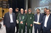 تجلیل سردار فداء از رئیس دانشگاه در همایش مدیران و فرماندهان پایگاه های بسیج ادارات کل