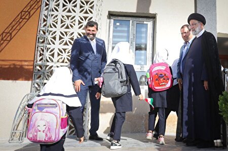 ببینید | نواختن زنگ آغاز سال تحصلی جدید با حضور رئیس جمهور
