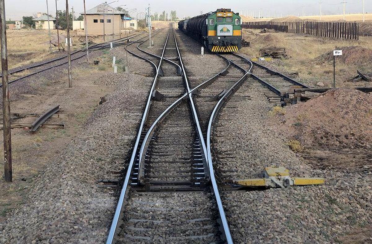 مدیرکل راه آهن منطقه شمال‌غرب کشور گفت: اتصال منطقه ویژه اقتصادی زنجان به شبکه ریلی کشور در حال پیگیری است.